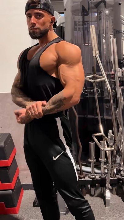 La séance pecs de CBUM