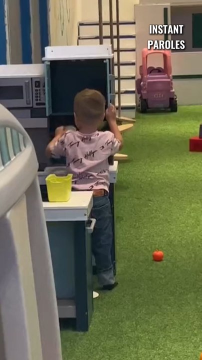 Ce petit garçon réalise un geste plein d’altruisme pour son camarade