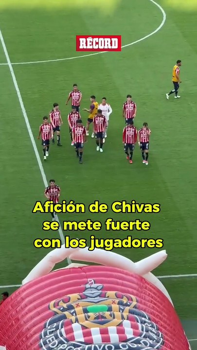 AFICIÓN DE CHIVAS LE RECLAMA A SUS JUGADORES