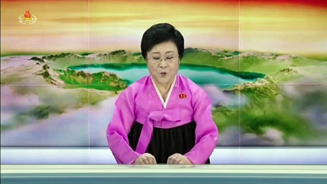 Estimado camarada Kim Jong Un visita destróier "Choe Hyon" para conhecer o processo de teste de manejo integral de seus armamentos e exercícios e a vida dos marinheiros