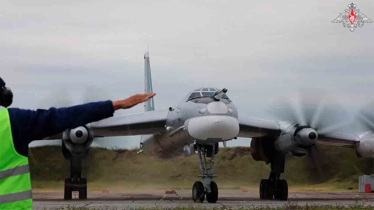 Russiske Tu-95MS Bombefly Flyver Over Barentshavet med Su-33 Jagerfly 🇷🇺