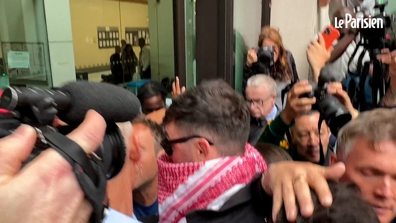 Le rappeur du groupe irlandais Kneecap, accusé « d’infraction terroriste », devant la justice