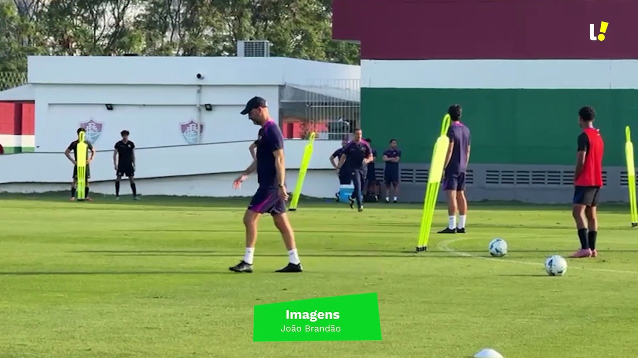 Belletti, técnico do Barcelona sub-20, dando instruções no treino da equipe antes do confronto contra o Flamengo
