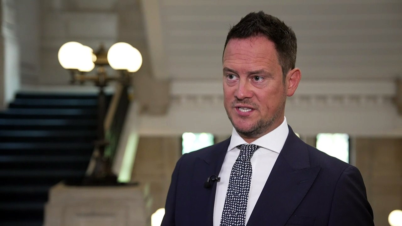 Govt committed to closing 'all asylum hotels'