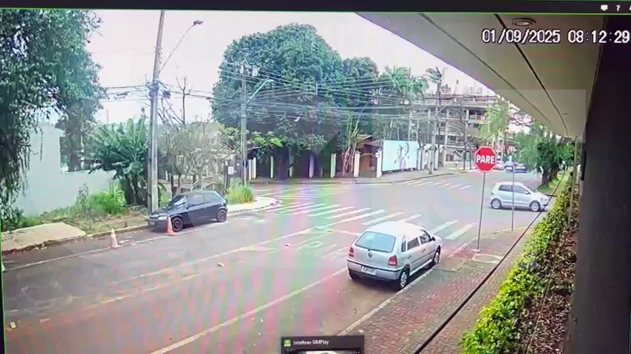 Novo ângulo de câmera mostra acidente envolvendo três veículos em Cascavel