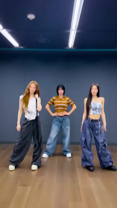 HANDS UP with 모모 선배님 🐻♥︎ @TWICE