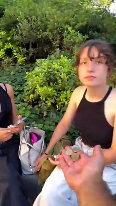 She refuses to give me €1🤭😳