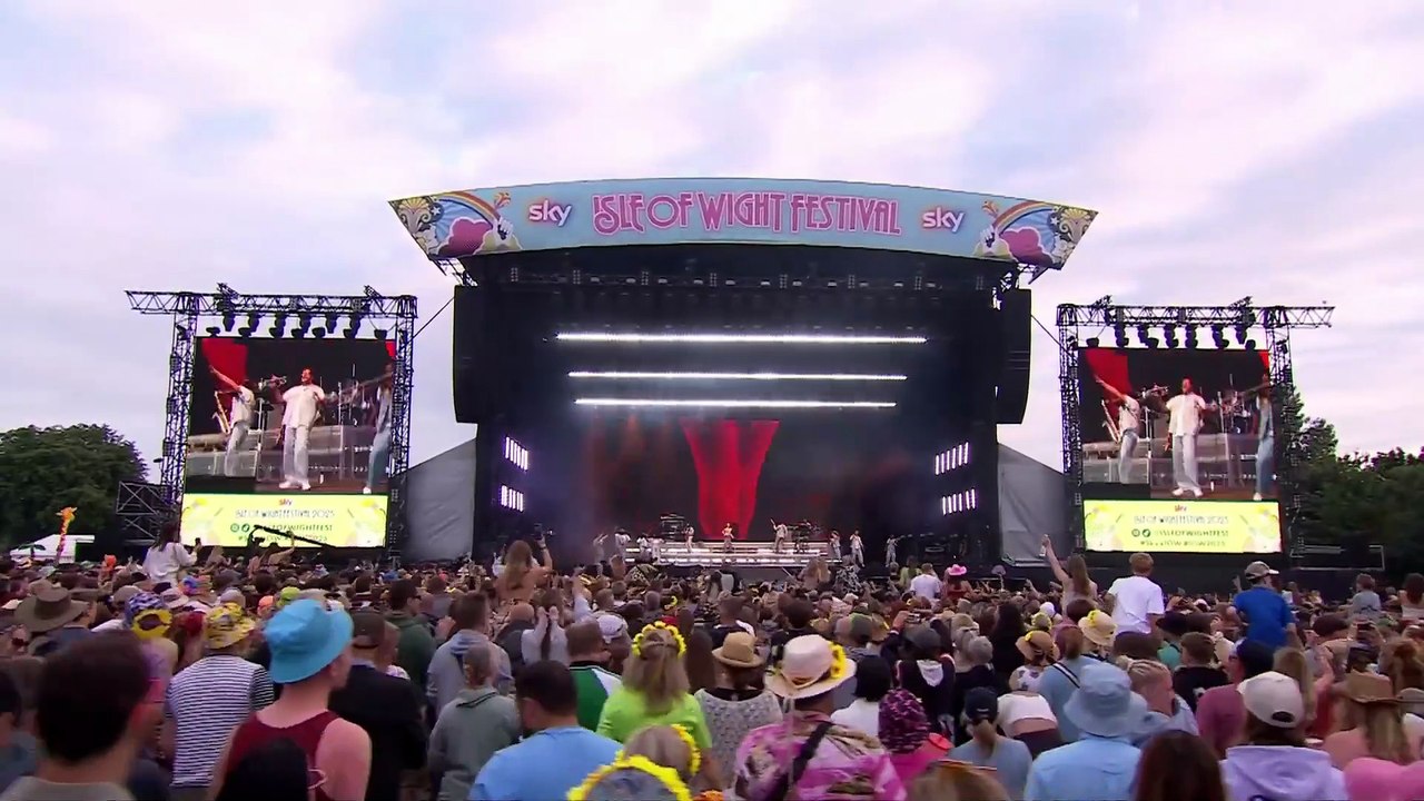 Jess Glynne chante son tube viral "Hold My Hand" en live