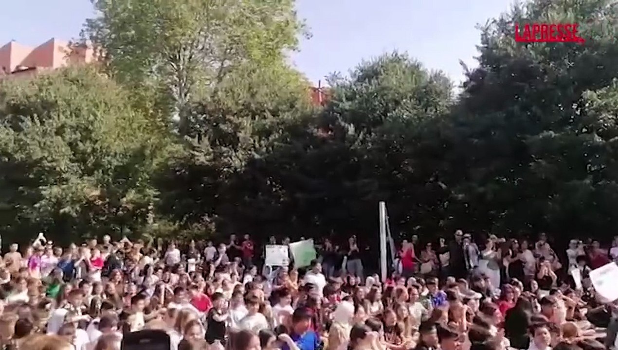 Milano, Ghali incontra gli studenti della sua ex scuola media a Baggio