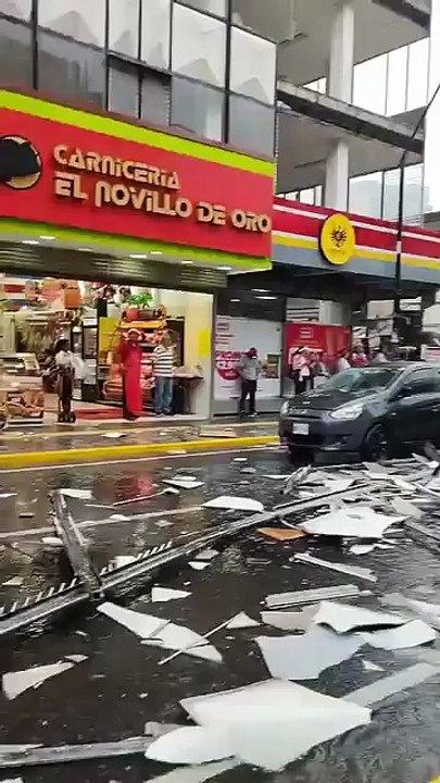 Caos en San José: ventanales de edificio caen sobre carros y desatan pánico en plena vía pública