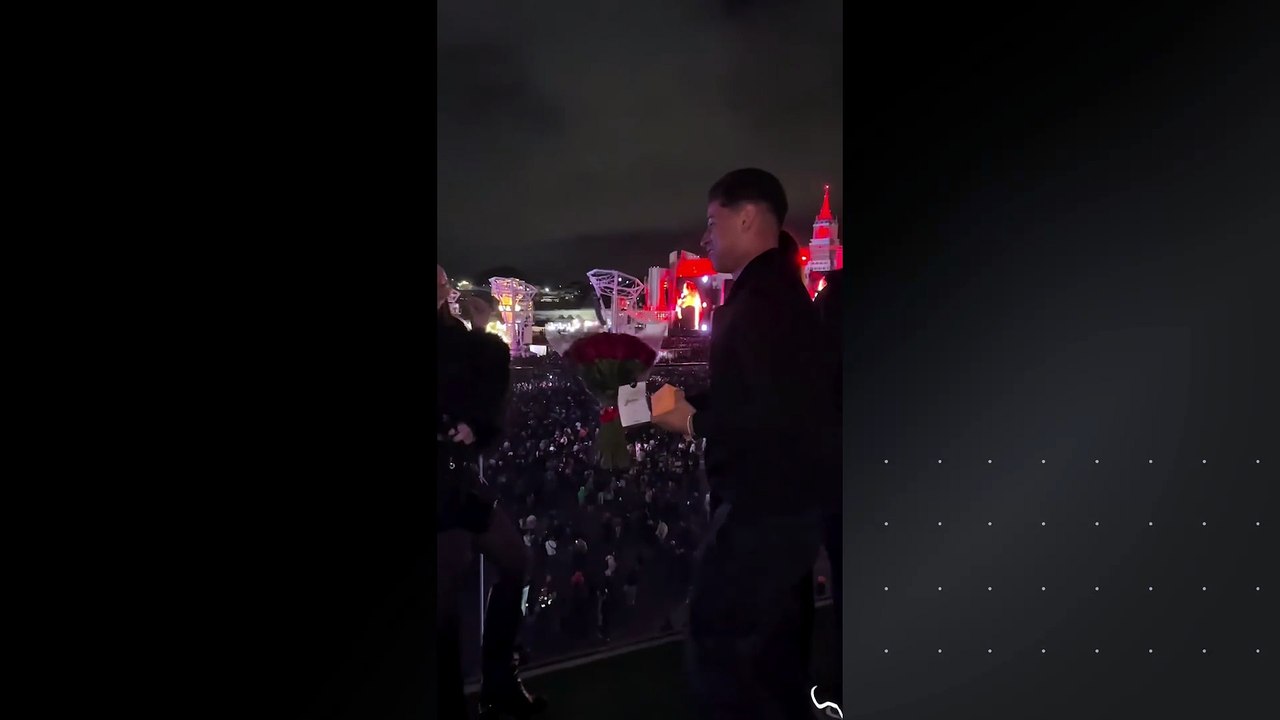 Giovanna Alparone diz "sim" a pedido de namoro de jogador do Vasco.