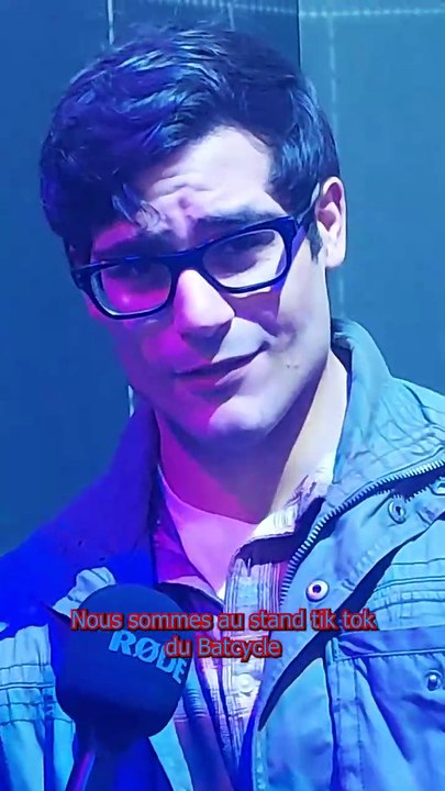 Clark Kent craque ! Interview exclusive au stand TikTok