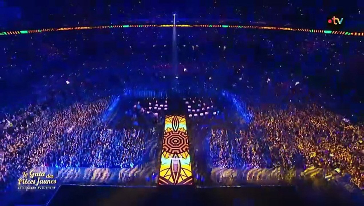 Gims chante "Ciel" et "Sapés comme jamais" au Gala des Pièces Jaunes 2025