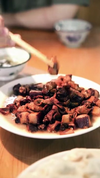 Betrayed, Buried Alive… Reborn, She Pampers Her Real Daughter and Seeks Revenge!