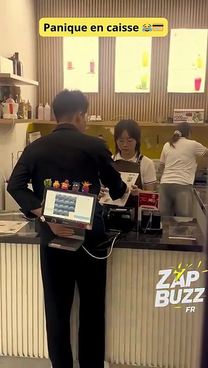 👉 Il cache l’écran de caisse derrière lui 😂🛒💳