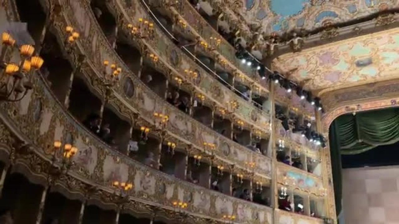Fenice, il pubblico lancia volantini "anti" Venezi