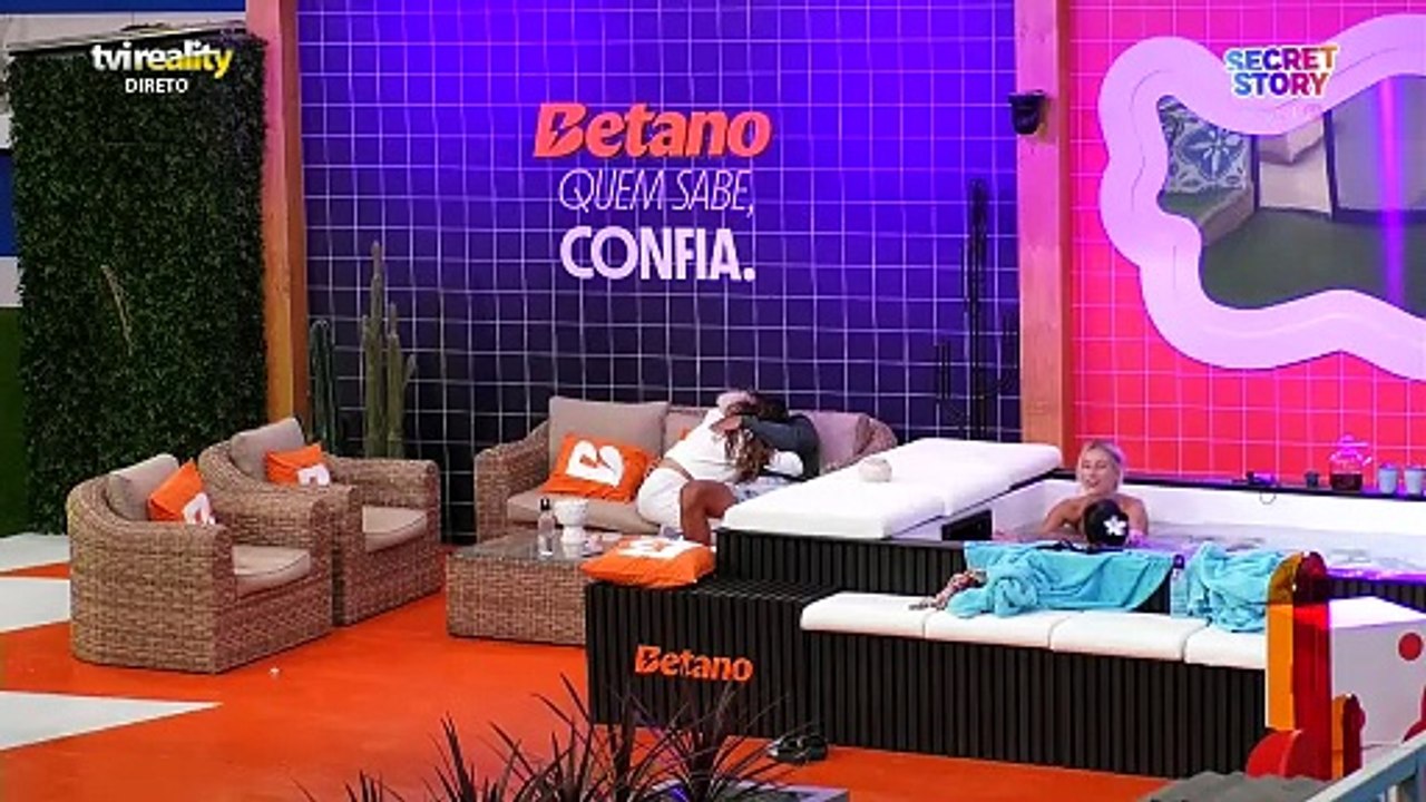 Momento quente- Dylan interrompe Vera e surpreende-a com um beijo longo e escaldante - Secret Story - TVI