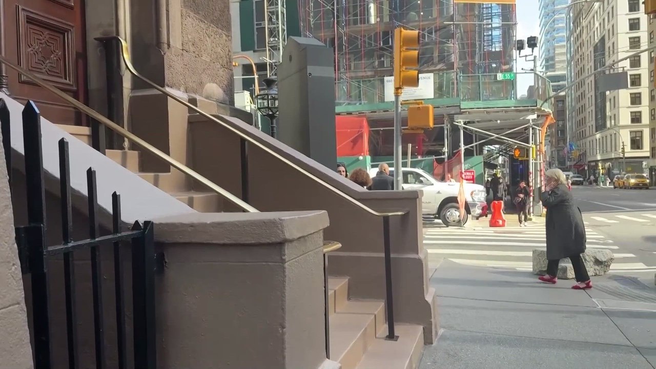 NYC Synagogues GUARDED by Counterterrorism POLICE after UK Synagogue Attack