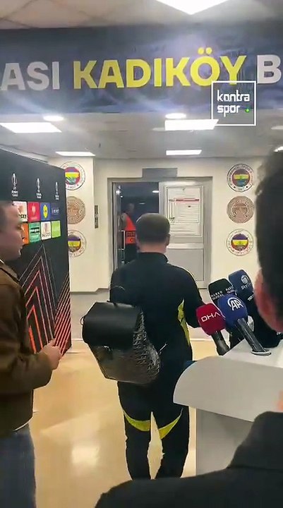 Kerem Aktürkoğlu gazetecilerle selfie yaptı