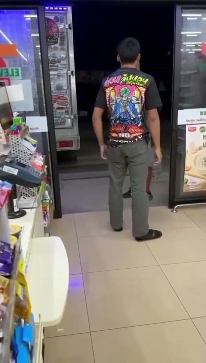 กำปั้นอดีตแชมป์โลกชาวไทย เมาหนักแลกหมัดวัยรุ่น สุดท้ายจบไม่สวย