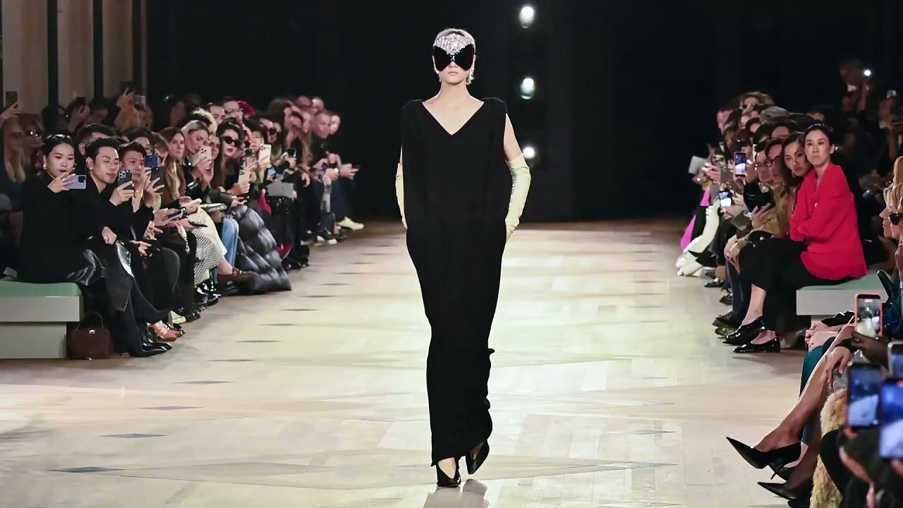 Balenciaga PE 2026: il debutto poetico e potente di Pierpaolo Piccioli