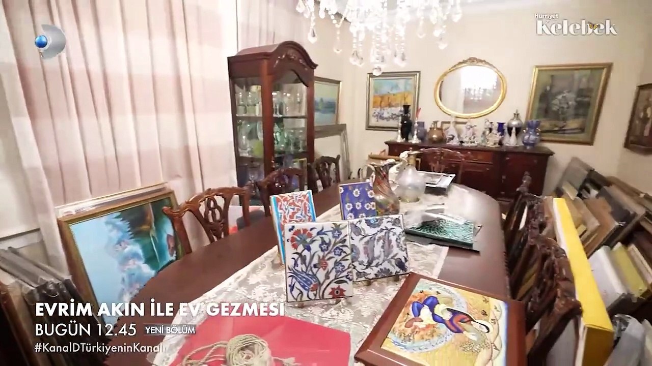 Halil Ergün dört katlı, boğaz manzaralı evinin kapılarını Evrim Akın'a açtı