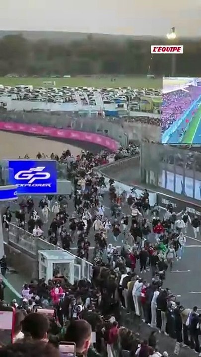 La piste envahie par des centaines de fans après la course du GP Explorer 3 - Auto - GP Explorer 3