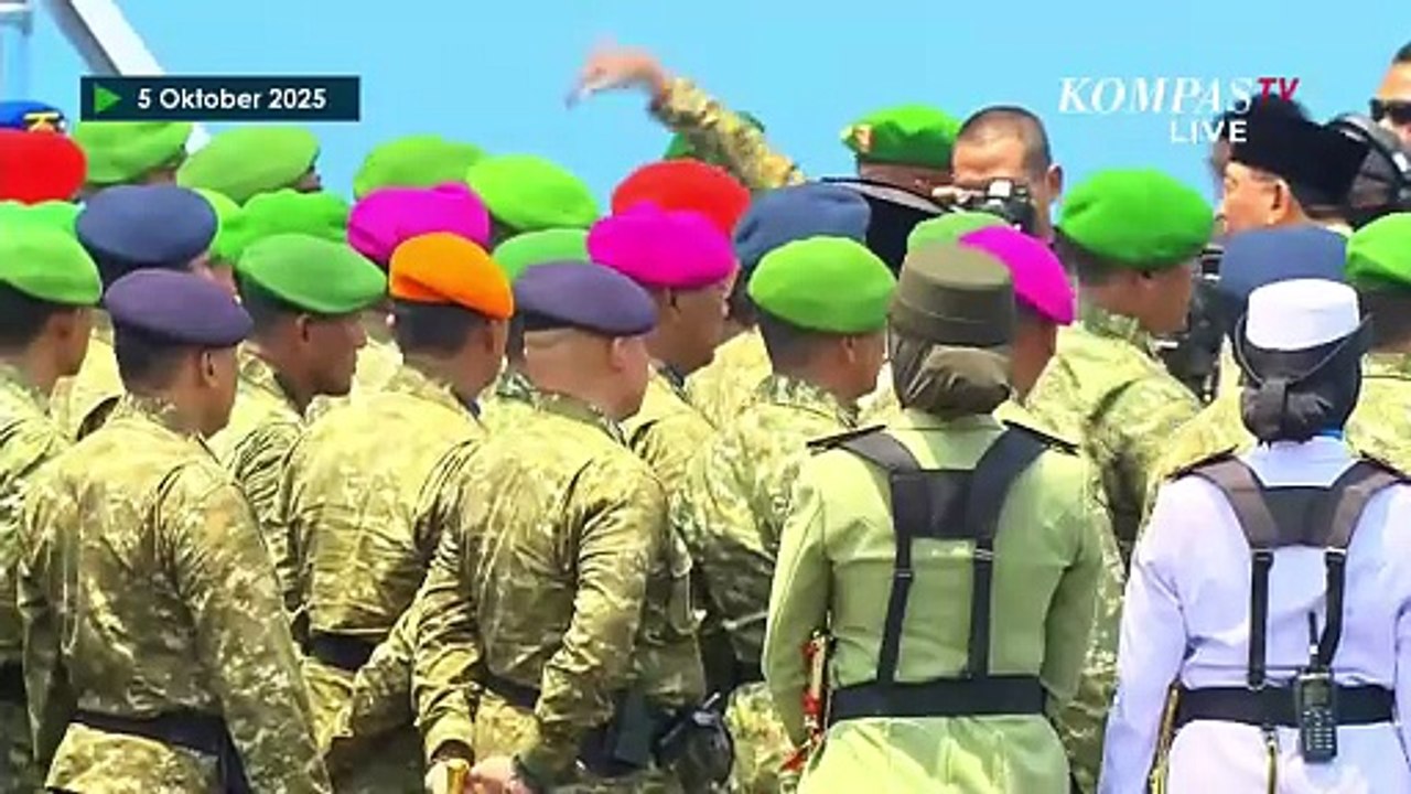 Saat Menhan Sjafrie Tarik Tangan Prajurit TNI, Buka Jalan untuk Presiden Prabowo