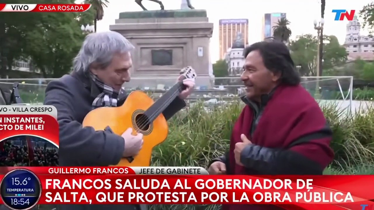 Francos bajó a saludar a Sáenz, luego apareció Facundo Saravia y se armó una guitarreada en la Rosada