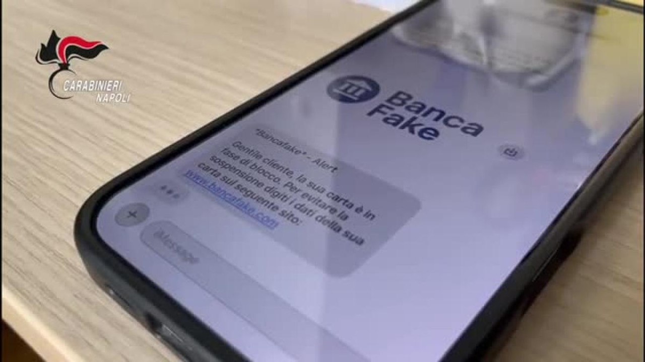 Giugliano, truffe con la tecnica dello spoofing: undici arresti