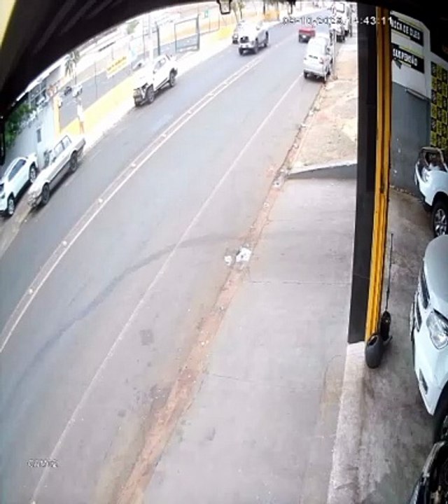 Idoso fica em estado grave após ser atropelado em avenida de Uberaba
