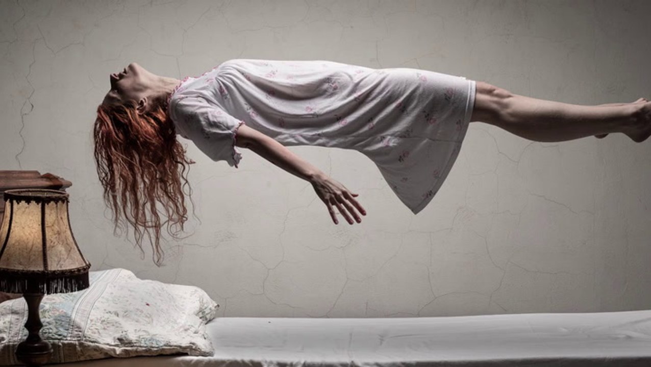 HALLOWEEN J-6 : Elle flotte au dessus de son lit...