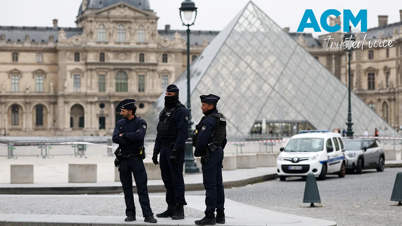 Manhunt for thieves who broke into Louvre Museum, Paris