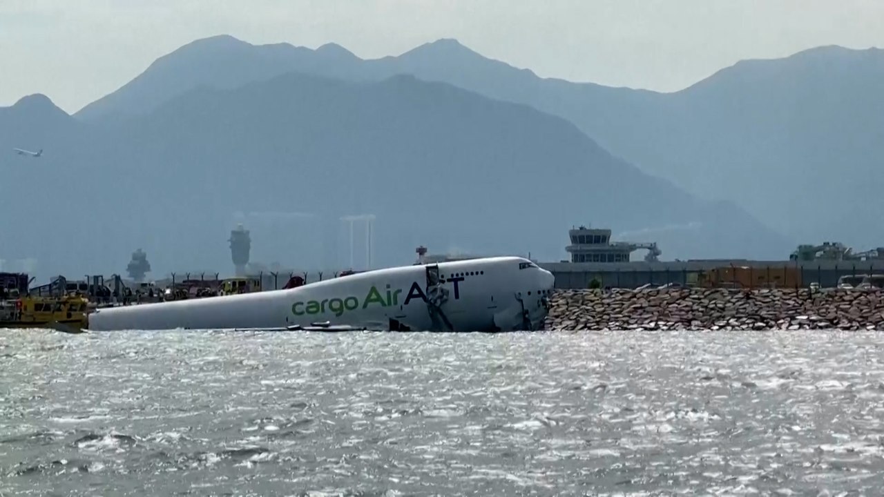 Un avión de carga acaba en el mar en el aeropuerto de Hong Kong