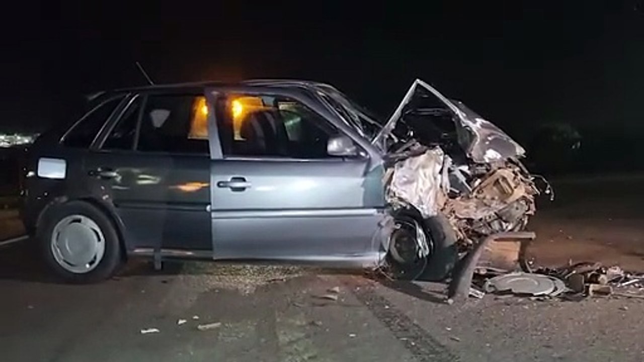 Pancada! Gol tem a frente destruída em acidente na marginal da BR-277 em Cascavel