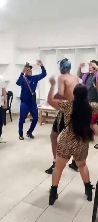 Los festejos del campeón salteño Nahuel Torres en el vestuario del estadio Delmi