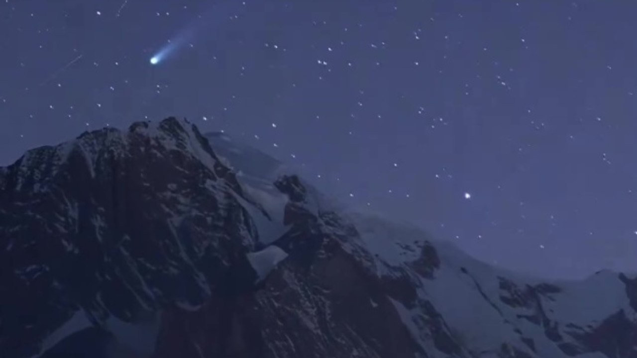 La Cometa Lemmon sul Monte Bianco: il video spettacolo di Valerio Minato (costato tre notti al gelo)