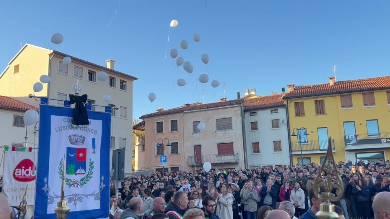 Applausi e palloncini in cielo per Nicola e Pietro, morti nell'incidente di Asiago