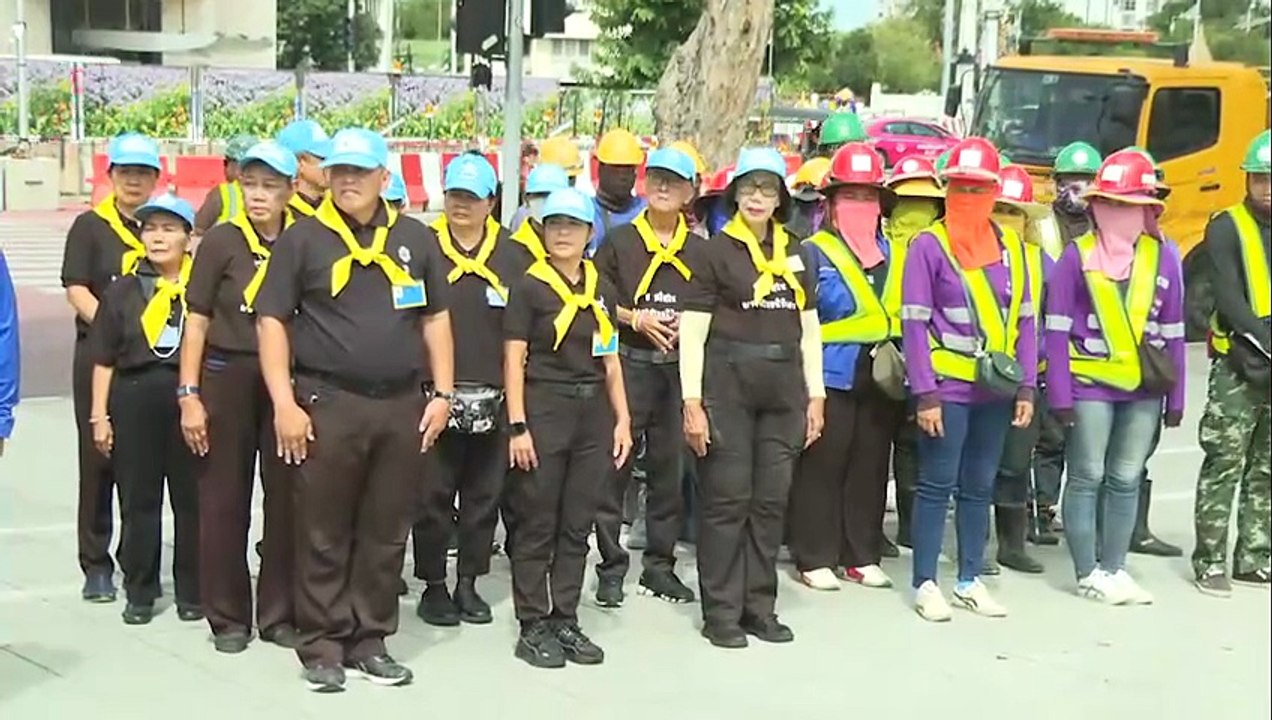 กทม. - จิตอาสา เตรียมความพร้อมเส้นทางเคลื่อนพระบรมศพ 'สมเด็จพระพันปีหลวง'