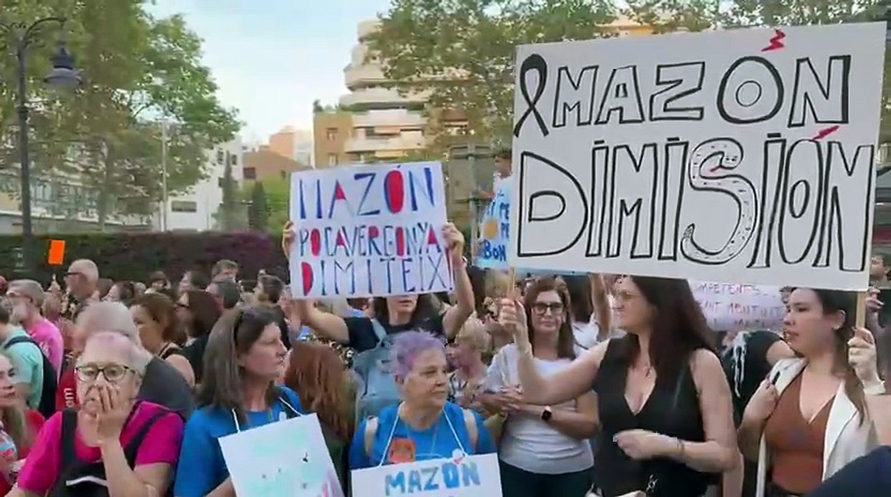 Manifestació Contra Mazón: Cartells i Reclams per a la seva Dimissió ✊
