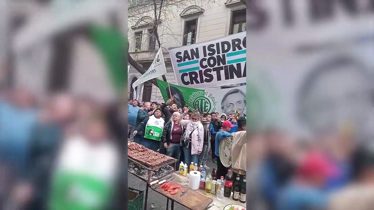 La militancia en la puerta de la casa de Crisitna