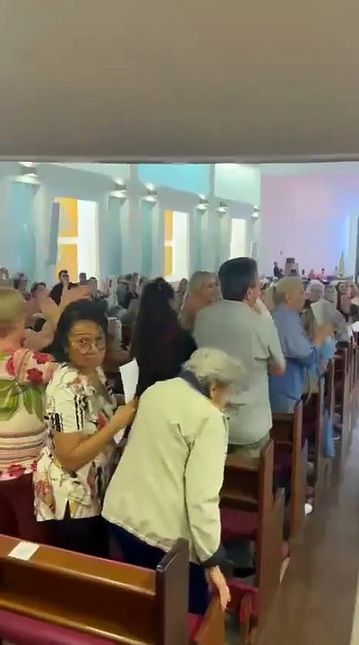 Cláudio Castro é aplaudido em missa após megaoperação