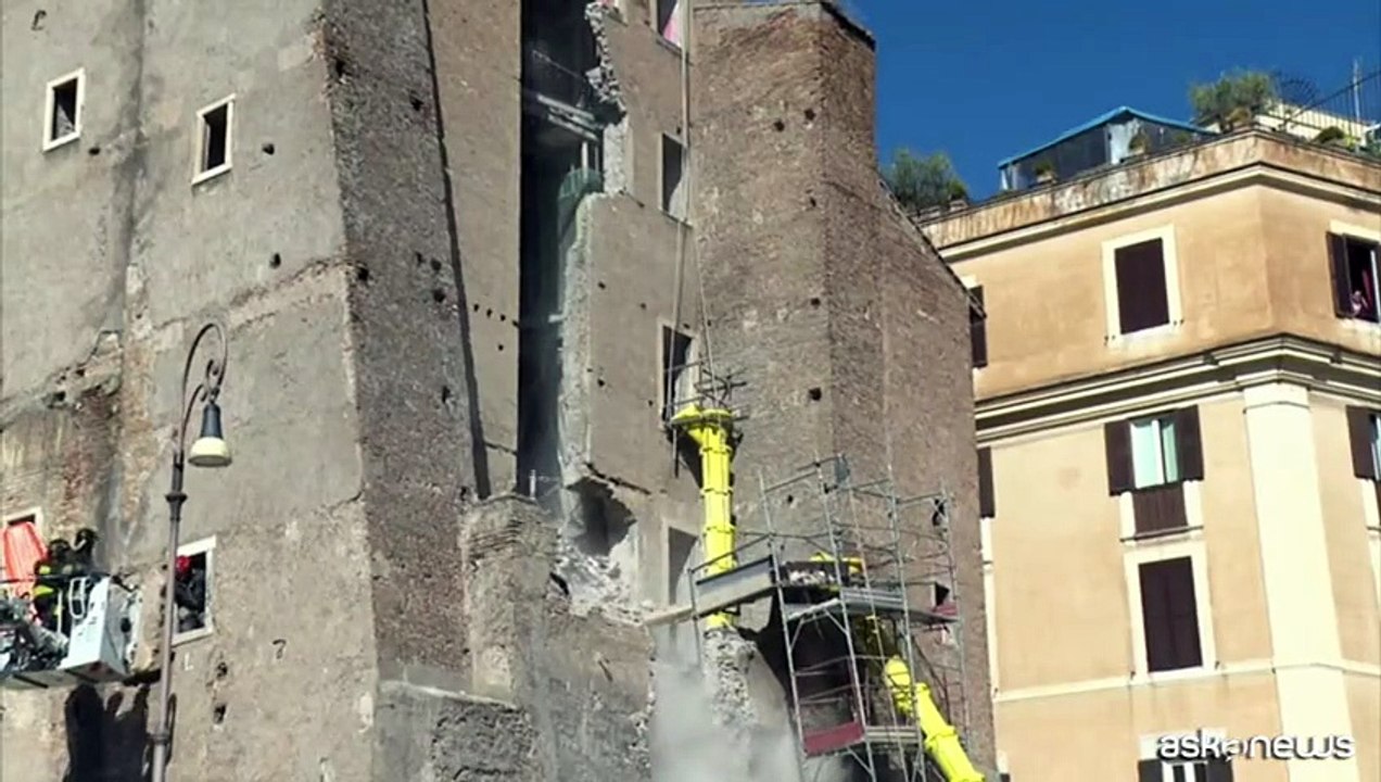 Roma, il momento del secondo crollo alla Torre dei Conti