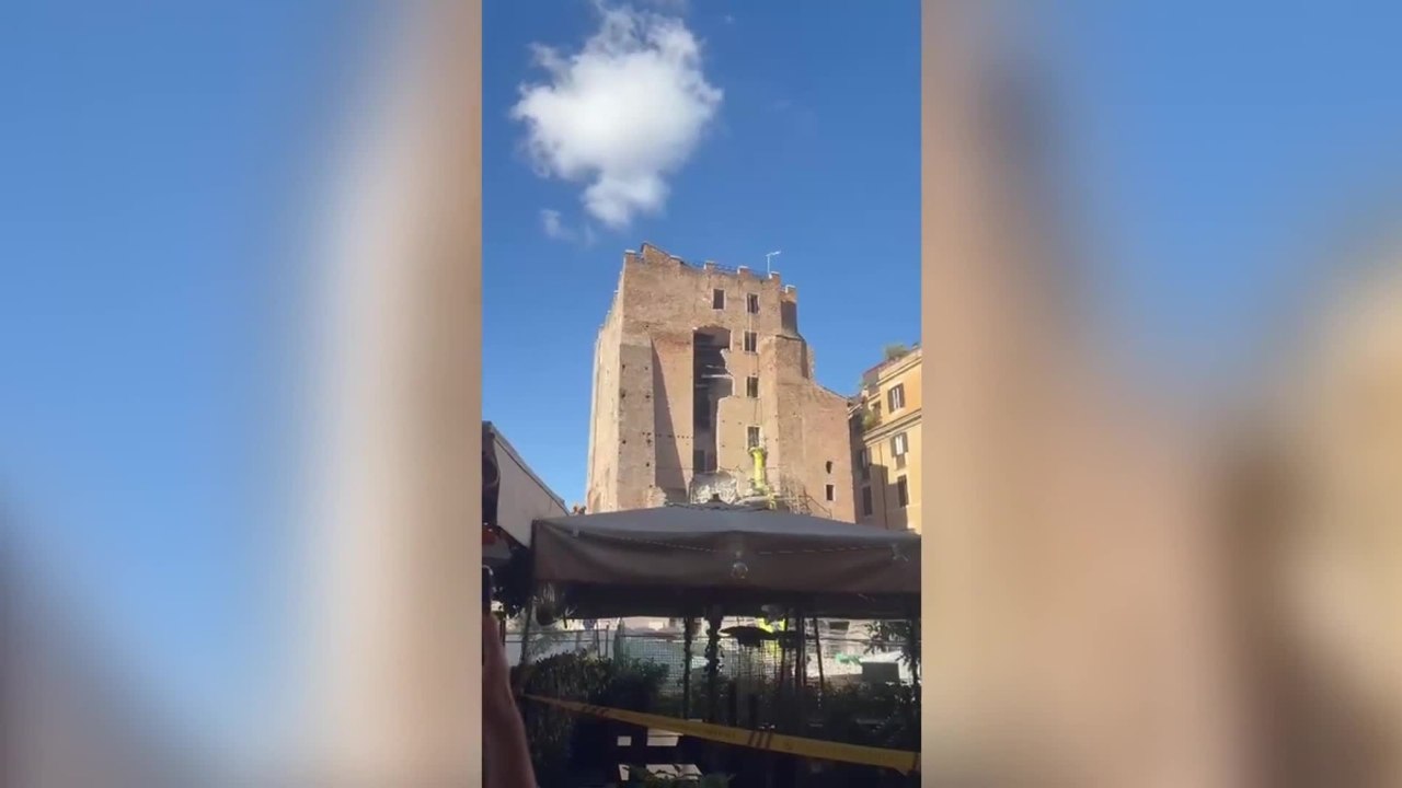 Torre dei Conti, i momenti del secondo crollo. Panico fra i ristoratori dei dintorni