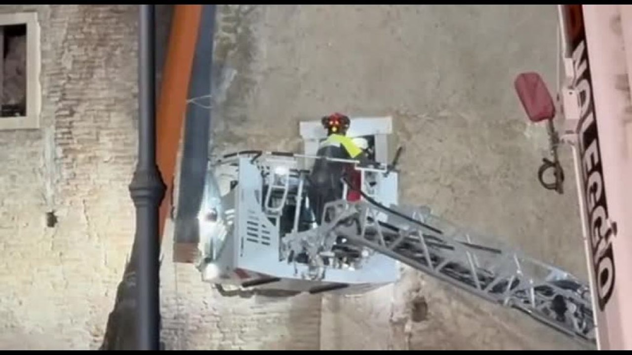 Operaio bloccato in Torre dei Conti, entra operatore medico Ares