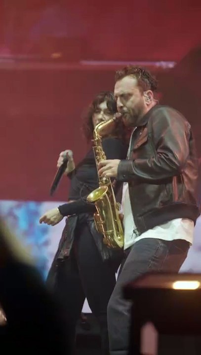 Cesare Cremonini suona il sax al concerto di Luca Carboni, video