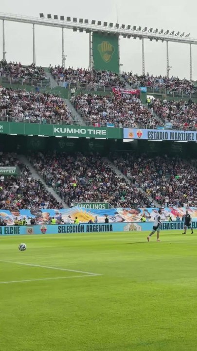 Leo Messi desata la locura absoluta en el Martínez Valero