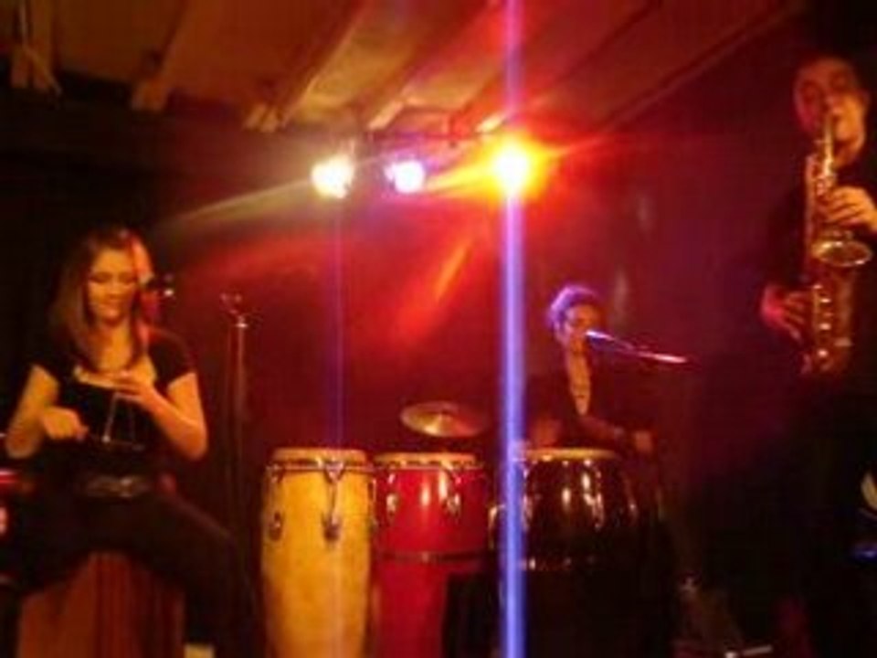 MayNA en concert à la cave