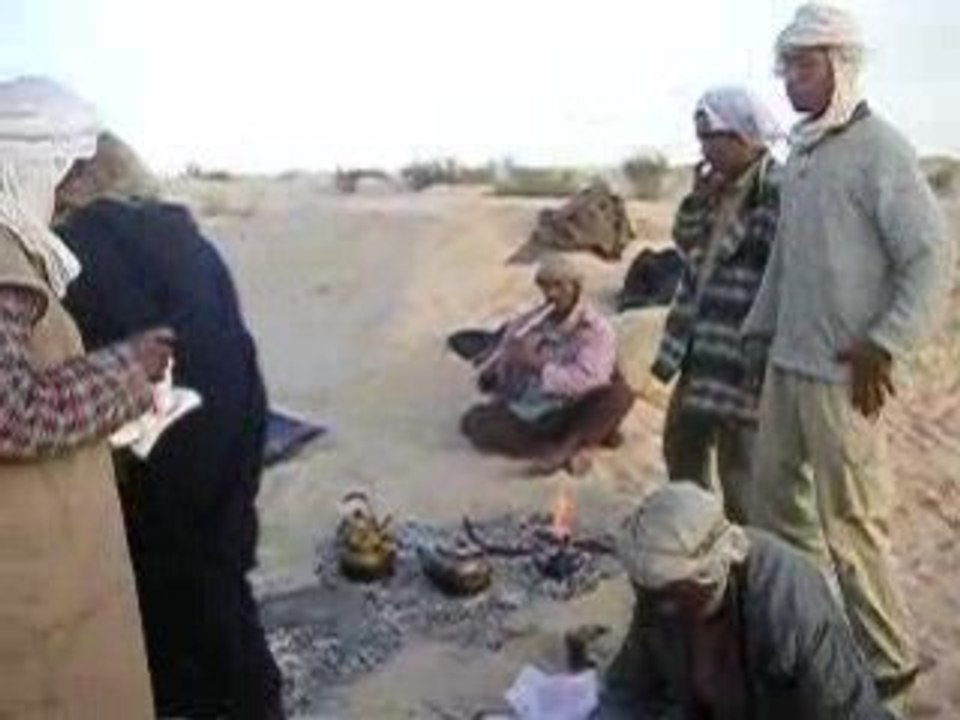 Matin au désert tunisien autour du feu 🌅