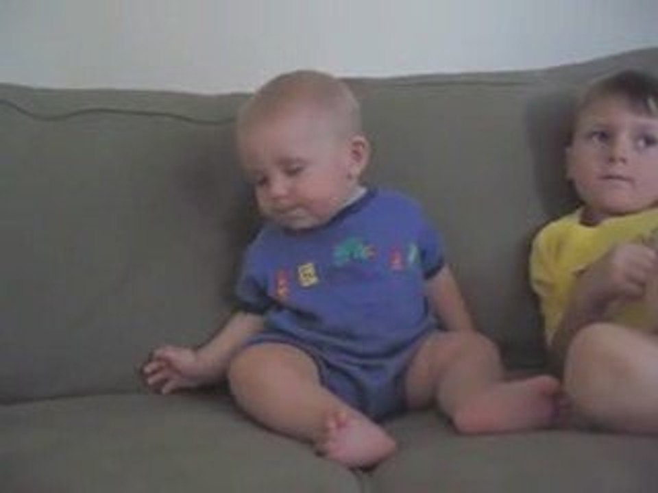 Bébé qui lutte pour s'endormir